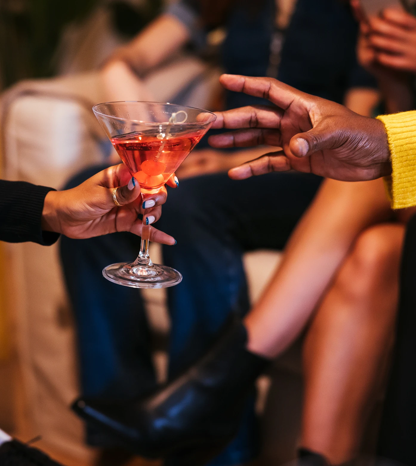 03_amenities_slider_friends_sharing_drinks