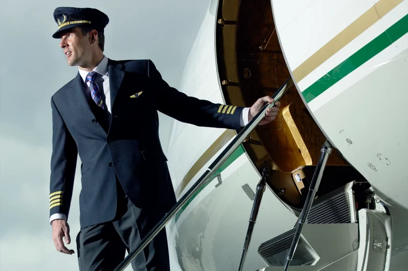 gallery_pilot_stepping_off_of_plane